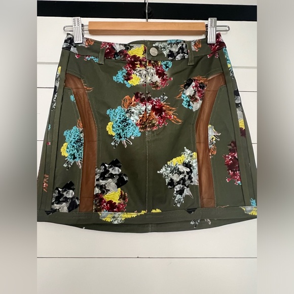 IVY PARK X ADIDAS IVYTOPIA Olive Green Skirt with Floral Print & Mesh
Lining - Picture 11 of 13
